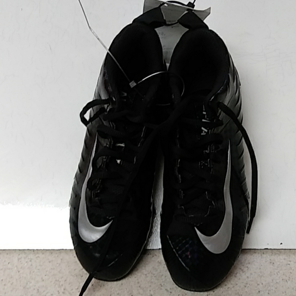 Nike. Like new only used twice. Nike cleats Shoes